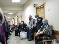В Нижнем Тагиле сохраняются очереди в больницах и поликлиниках города, хотя власти отчитались об отсутствии людей в коридорах