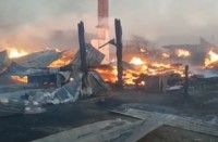 В пригороде Нижнего Тагила пожар уничтожил 10 домов (видео). Обновлено: подробности