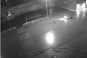 На Вые пьяный пьяный водитель сбил молодого человека на пешеходном переходе, тот отлетел на несколько метров (видео)