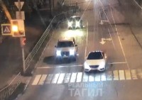 Водитель Mercedes с 30 штрафами, который сбил учителя, осознано ехал на «желтый». Видео