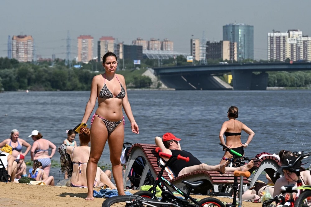Москву накрыло пекло в +35°. Дойдёт ли жара до Свердловской области: прогноз главного синоптика