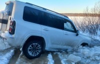 В пруду под Нижним Тагилом утопили новый внедорожник: видео