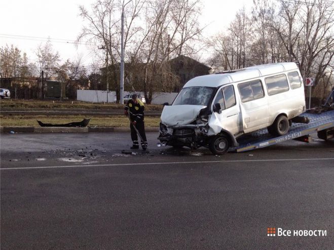 В Нижнем Тагиле сегодня утром иномарка вылетела на встречную и врезалась в пассажирскую Газель