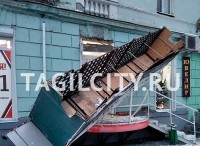 В центре Нижнего Тагила рухнула вывеска пивного магазина