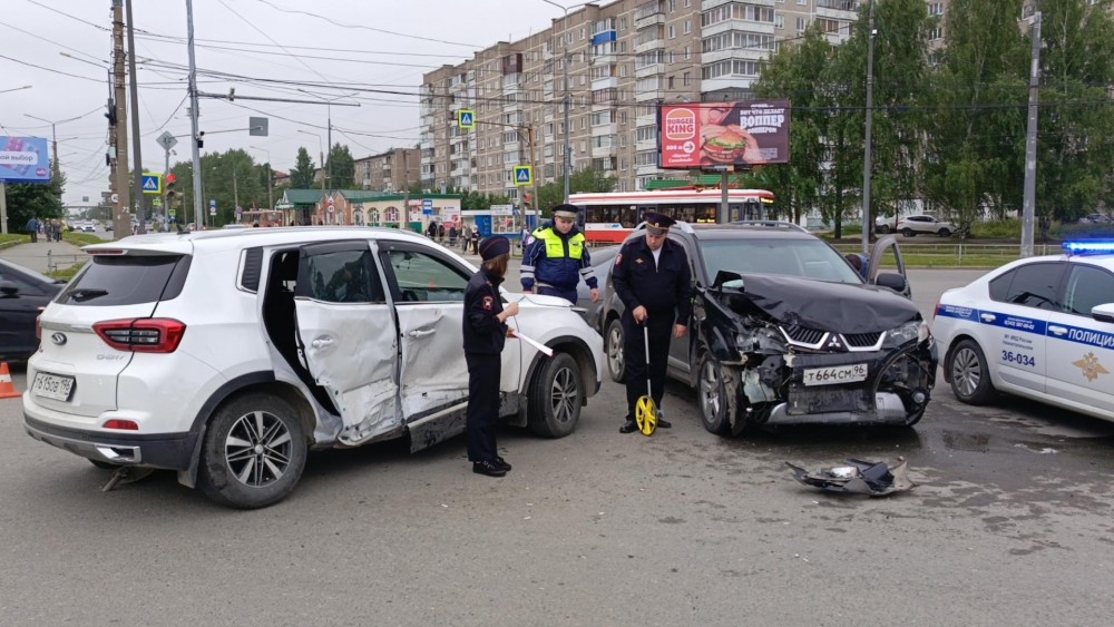 В ГАИ рассказали подробности серьёзной аварии на перекрёстке в Нижнем Тагиле