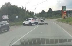 «Просил решить всё деньгами»: юный питбайкер влетел в кроссовер и удрал (видео)