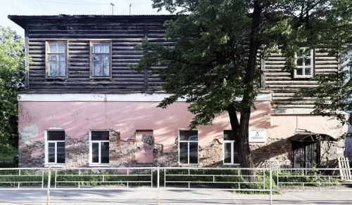 Дом в центре Тагила, где выселенных художников сменили коммерсанты, предлагают перестать считать памятником архитектуры
