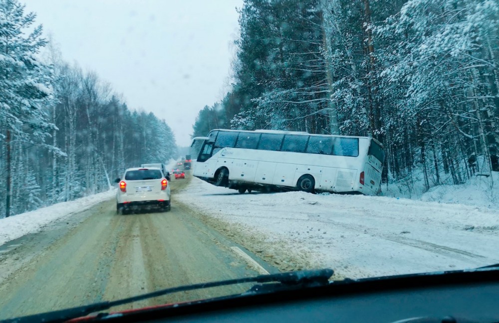 На Серовском тракте автобус сбил водителя, который пошёл ставить знак аварийной остановки