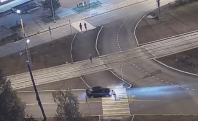 Появилось видео, как парень на «Ладе» сбил молодого велокурьера