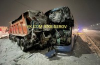 На Серовском тракте автобус с детьми врезался в снегоуборочный «Камаз»
