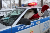 В канун Нового года тагильские полицейские превратились в Деда Мороза и Снегурочку (фото)