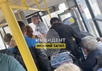 В тагильском автобусе подрались пассажиры за право приоритетного выхода (видео)