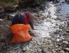 Черноисточинский пруд начали чистить от пенопласта