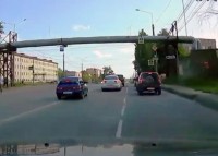 В Нижнем Тагиле водители устроили опасные гонки, потому что один не пропустил другого на светофоре (видео)
