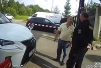 Депутат ЕР обматерил охранника, который спросил у него пропуск (видео)