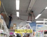 В Нижнем Тагиле мужчина громил супермаркет, скакал по лампам и стеллажам (видео)