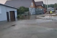 В Черноисточинске затопило улицы и огороды из-за прорыва водовода (видео)