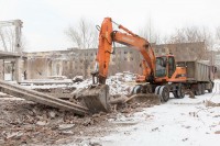Благотворители снесли здания воинской части на Вые, а мусор за собой не убрали