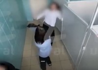 Тагильская школьница, которая избила сверстницу в туалете, извинилась на камеру