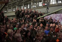 В танковом цехе УВЗ состоялся премьерный показ рок-оперы Проханова (видео)