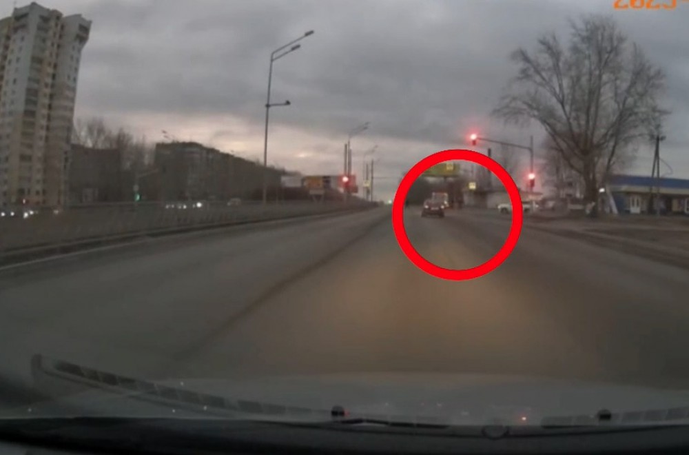 В Нижнем Тагиле водитель проехал на «красный» и сбил ребёнка, идущего в школу: видео с регистратора