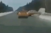 На Серовском тракте «Волгу» закрутило при обгоне: видео аварии