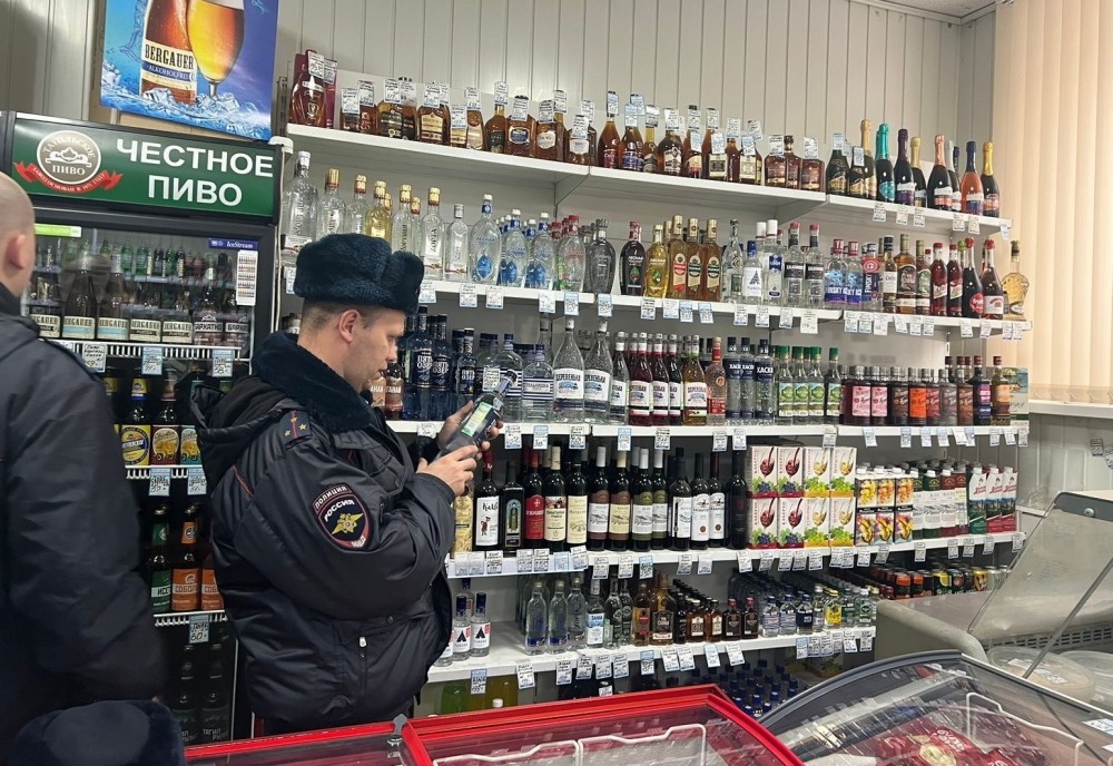 В магазине Нижнего Тагила изъяли 300 литров алкоголя (фото)