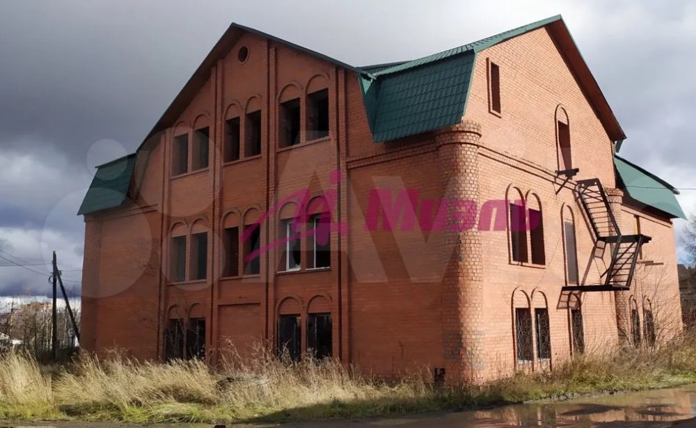 В Нижнем Тагиле продают знаменитый недострой бандитских 90-х. Посмотрите, что внутри него