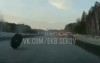 На Серовском тракте отлетевшее от грузовика колесо помяло легковушку: видео момента ДТП