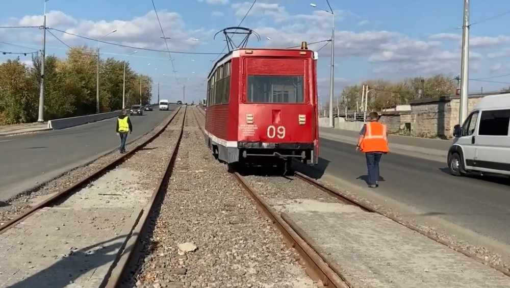 По мосту на Циолковского поехал трамвай. Пока в режиме обкатки