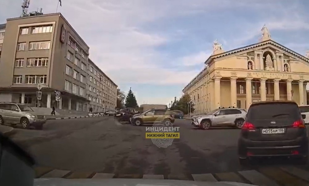 У администрации Нижнего Тагила столкнулись автомобили: видео момента ДТП