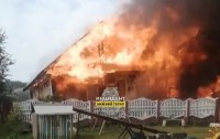В пригороде Нижнего Тагила от удара молнии сгорело два дома (видео)