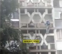В Нижнем Тагиле местный «человек-паук» забрался без страховки по балконам на девятый этаж (видео)
