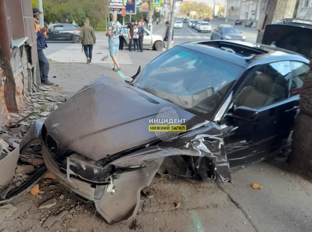 BMW влетел в «Северный Урал»: подробности ДТП в центре Нижнего Тагила