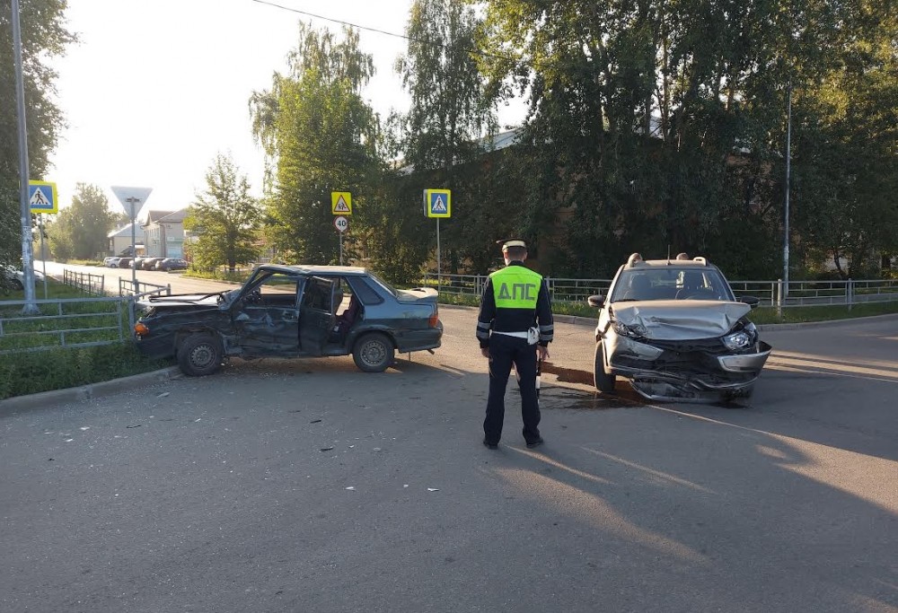 В Нижнем Тагиле водитель Гранты не пропустил ВАЗ-2115, ехавший по «главной». В аварии есть пострадавшие